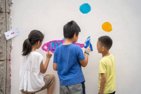 Children actively participated in the public space decoration. (Photo by 2024 Xiamen Urban Design Week)